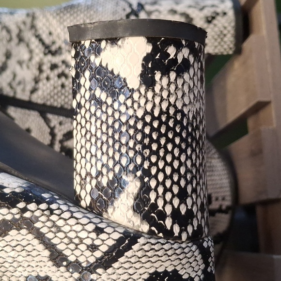 Snakeskin Patterned Ankle Boots - Picture 5 of 8